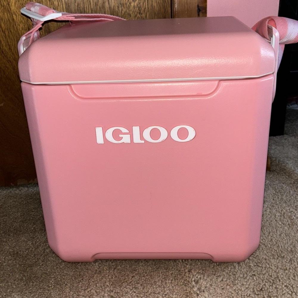Igloo Cooler 11 Qt Pink with Crossbody  Shoulder Strap